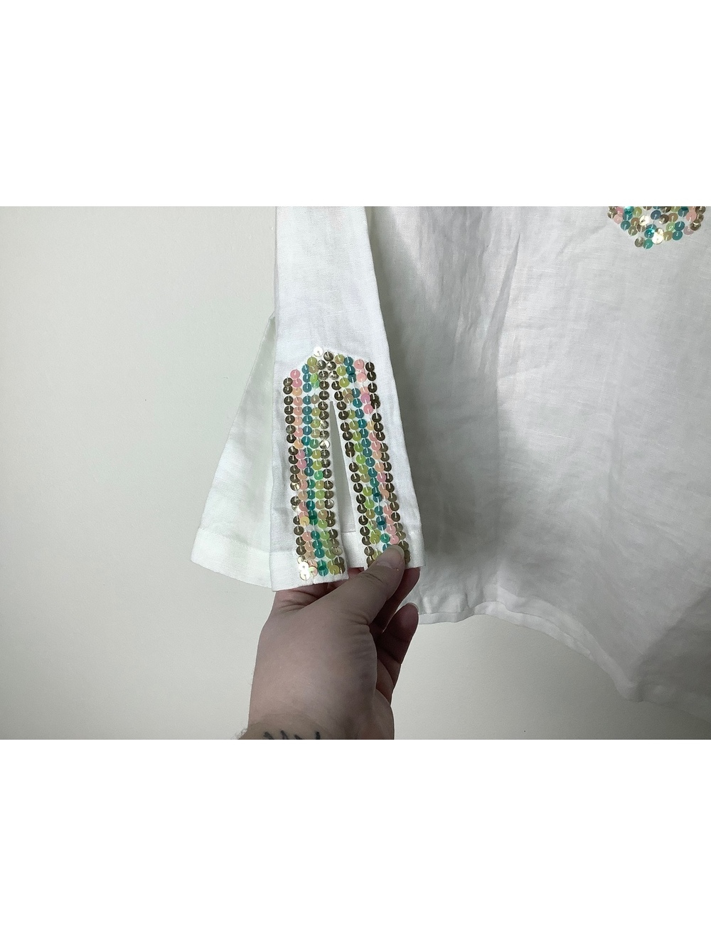 < Anne Carson 100% Linen White Top With Sequin Neckline Size Medium > - Picture 5 of 9